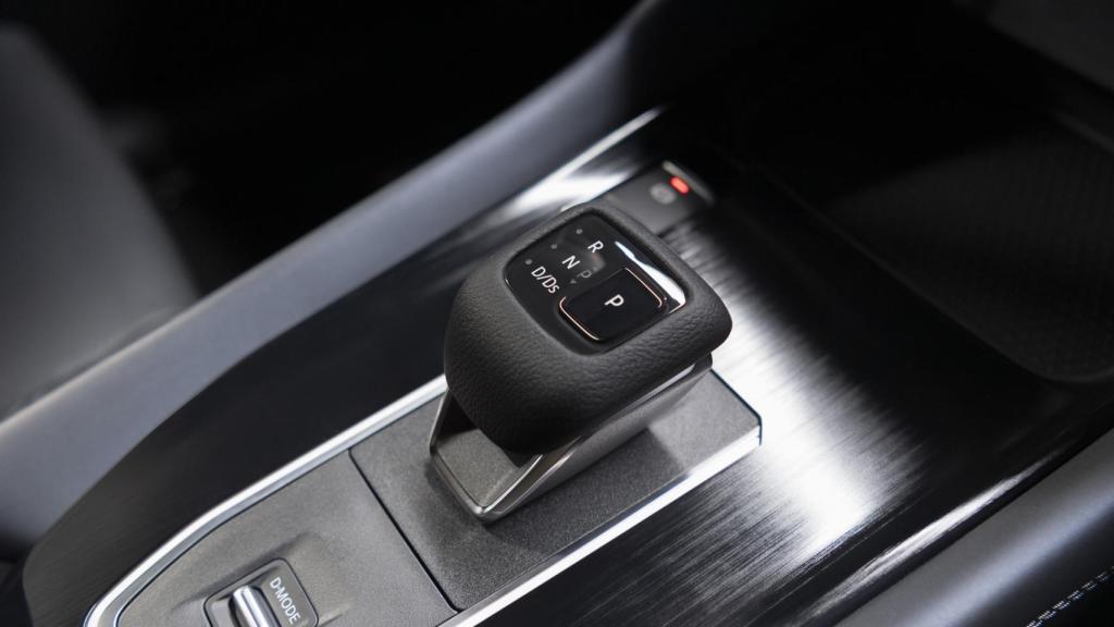 Palanca de cambios de reducido tamaño.