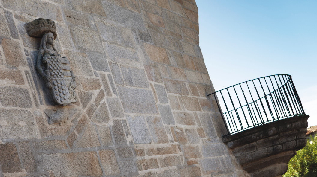 Detalle de los balcones y la heráldica (turismo.gal)