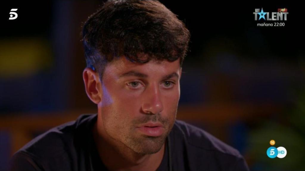 Diego viendo durante diez minutos lo que hacen las chicas en sus villas.