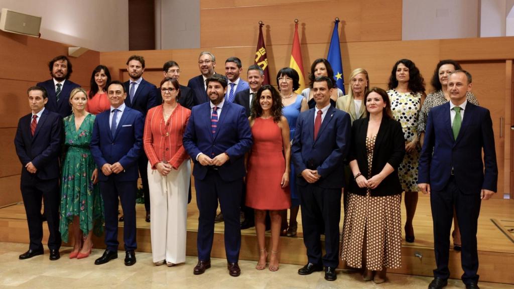 El presidente regional, Fernando López Miras (c), junto a los miembros del Gobierno regional.