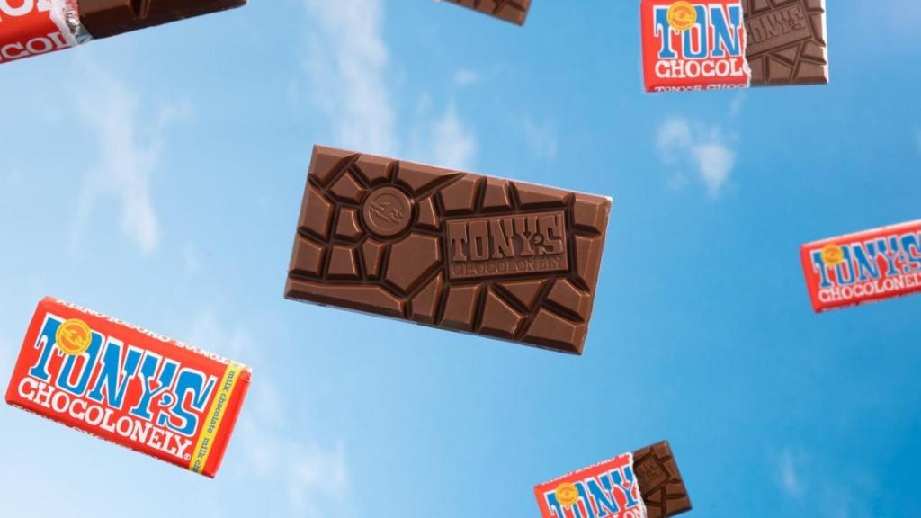 Las onzas de diferente tamaño de sus tabletas son una  manera de recordar que las ganancias en la industria del chocolate están divididas injustamente.