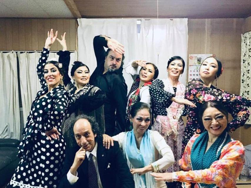 El guitarrista Emilio Maya, uno de los últimos en instalarse en Japón, con sus compañeros de actuación en Tokyo.