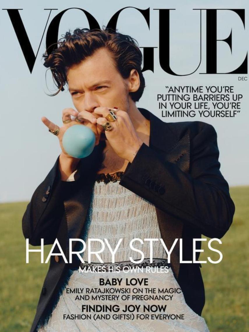 Harry Styles vestido por Harris Reed para 'Vogue'.