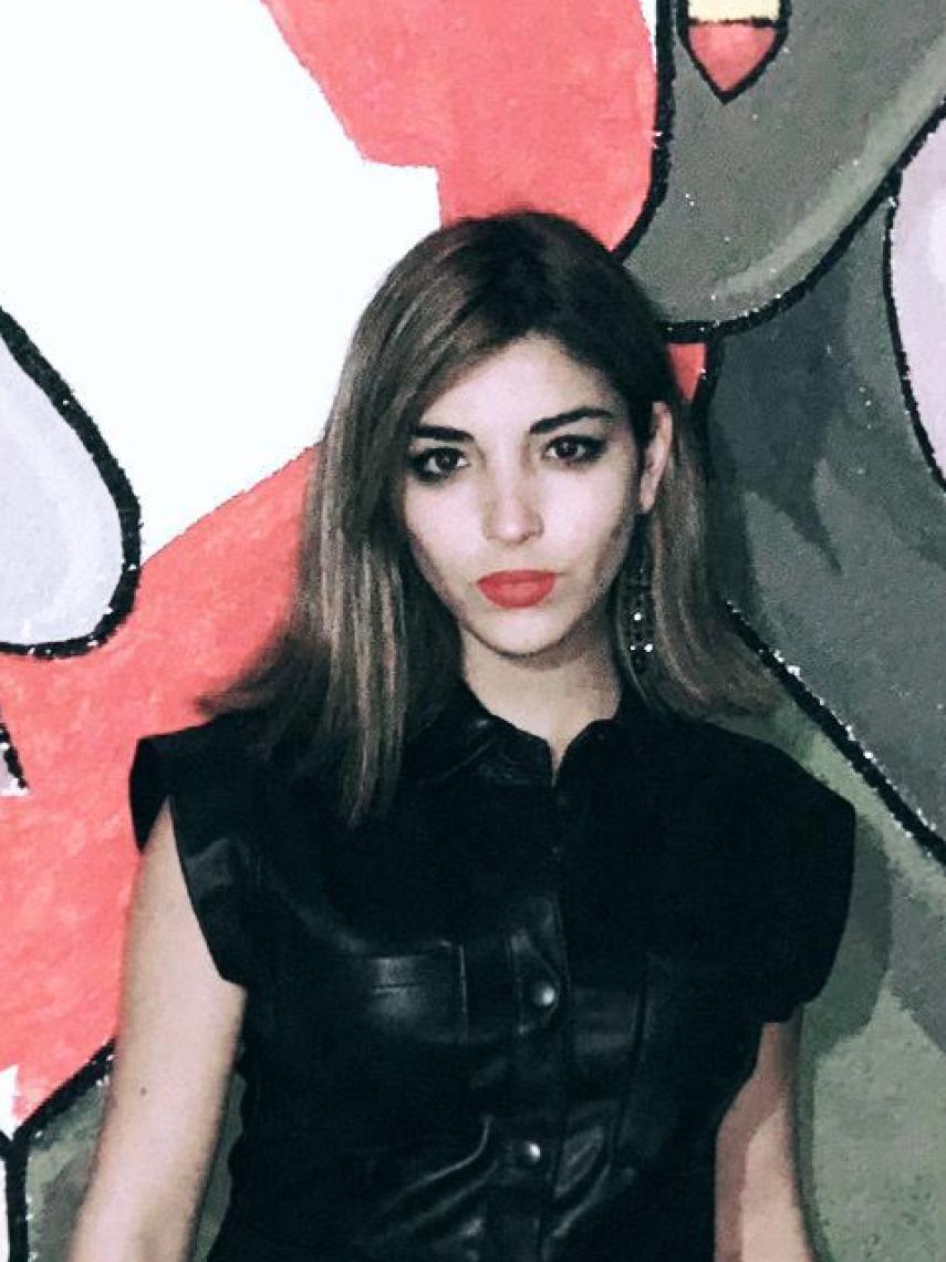 Isabel Medina, frente a un mural de Bastión Frontal.