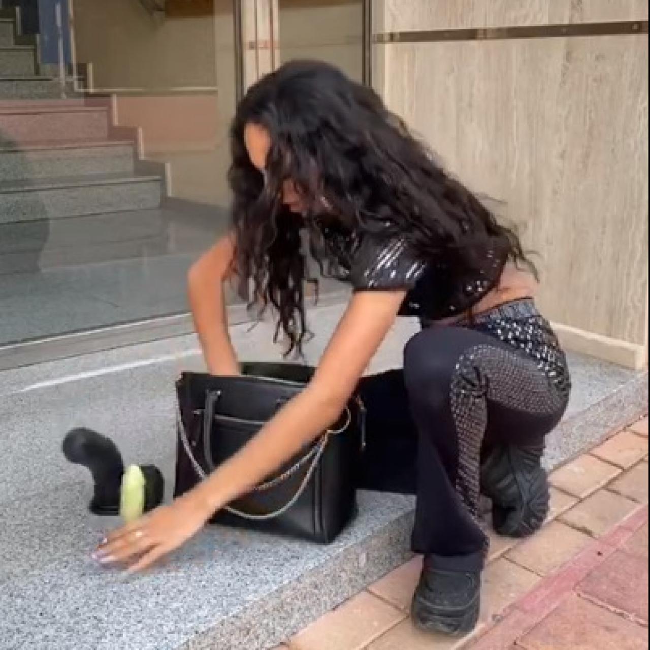 'La hija del jeque' sacando consoladores en uno de sus vídeos sobre el 'bicho'.