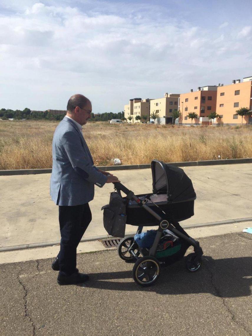 Lambán paseando a su nieta