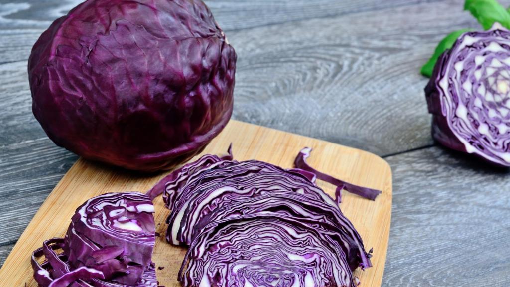 Una col lombarda entera junto a unas rebanadas.