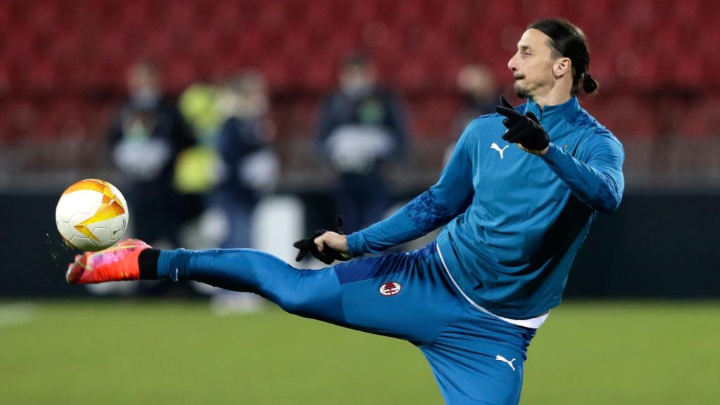 Ibrahimovic en el calentamiento previo del partido frente al Estrella Roja