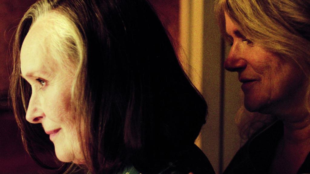 Nina (Barbara Sukowa) y Madeleine (Martine Chevallier), vecinas en el mismo edificio y amantes