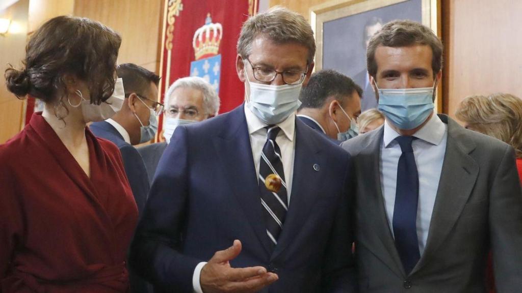 Alberto Núñez Feijóo entre Pablo Casado e Isabel Díaz Ayuso.