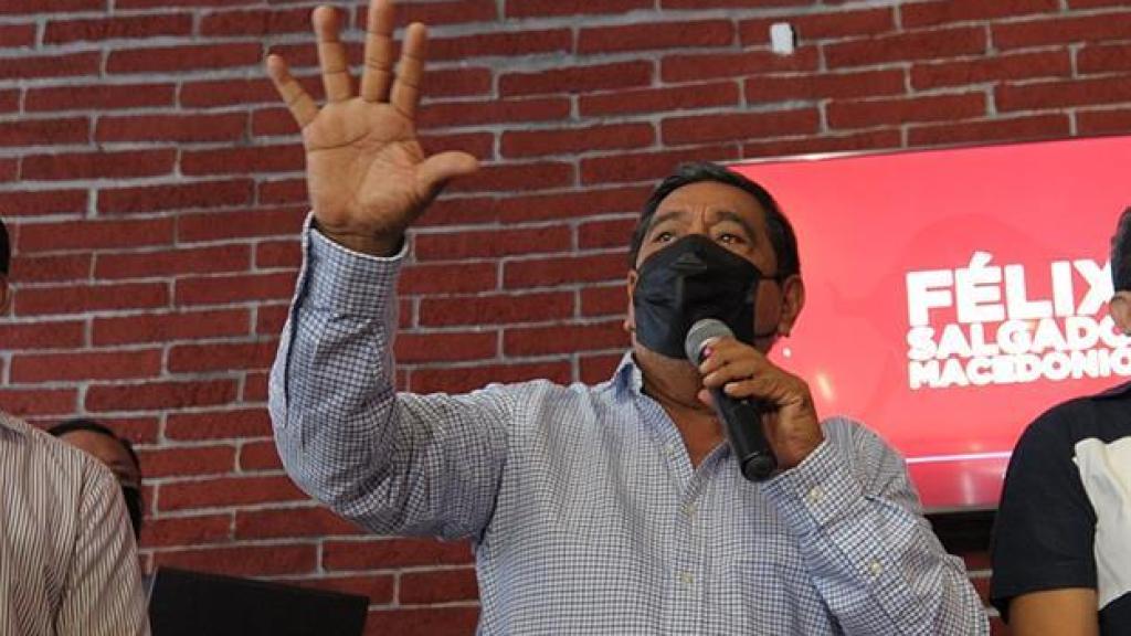 Salgado Macedonio, en una acción de campaña.