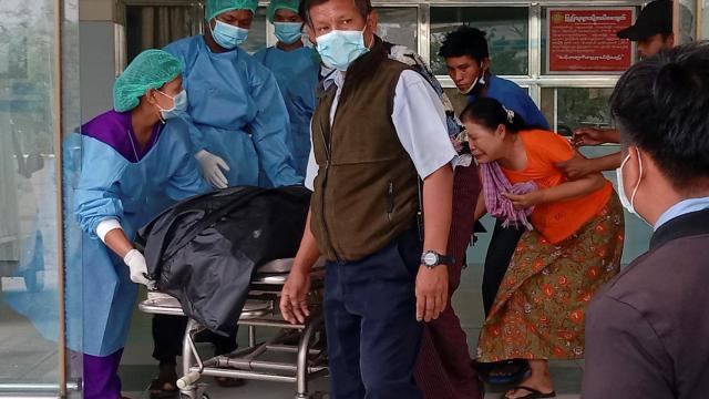 Mya Thwe Thwe Khine, trasladada al hospital tras recibir un disparo en una de las manifestaciones.