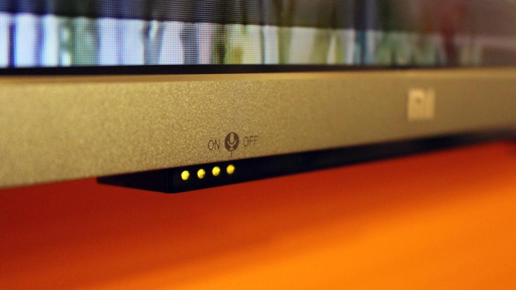 El Xiaomi Mi TV Q1 tiene un botón para silenciar el micrófono.