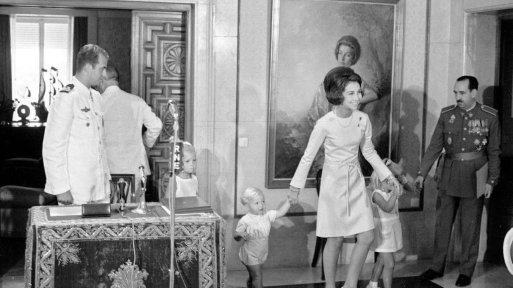 Armada, junto a Juan Carlos y Sofía, en el discurso de aceptación de la jefatura del Estado.