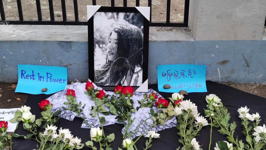 Un tributo a la primera fallecida en las protestas en Birmania, Mya Thwate Thwate Khaing.