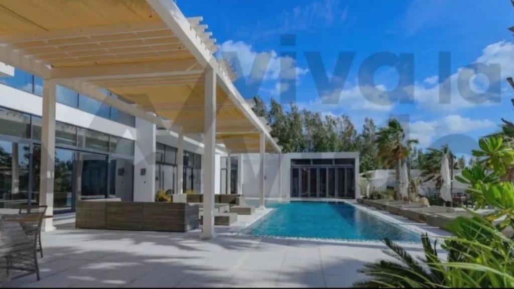 Otra imagen de la espectacular terraza de que dispone la villa.