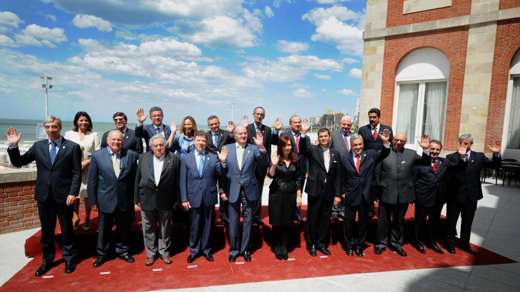 El Rey Juan Carlos durante la Cumbre Latinoamericana de 2010 junto a otros mandatarios, en el Hotel Provincial, propiedad de Florencio Aldrey Iglesias.