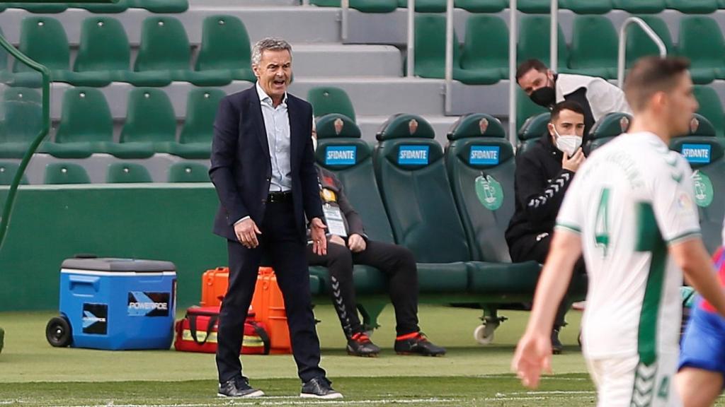 Escribá dando indicaciones en su debut con el Elche