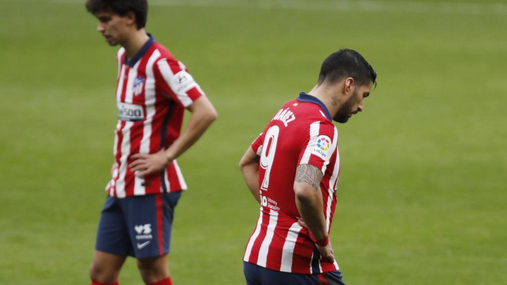 Joao Félix y Luis Suárez, cabizbajos