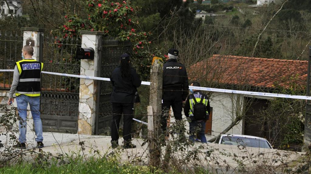 Varios agentes de la Policía Nacional junto a la vivienda donde ocurrió el crimen.