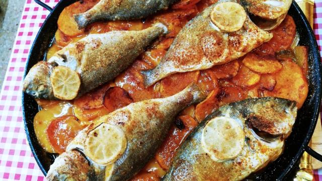 Un plato de pescado al horno.