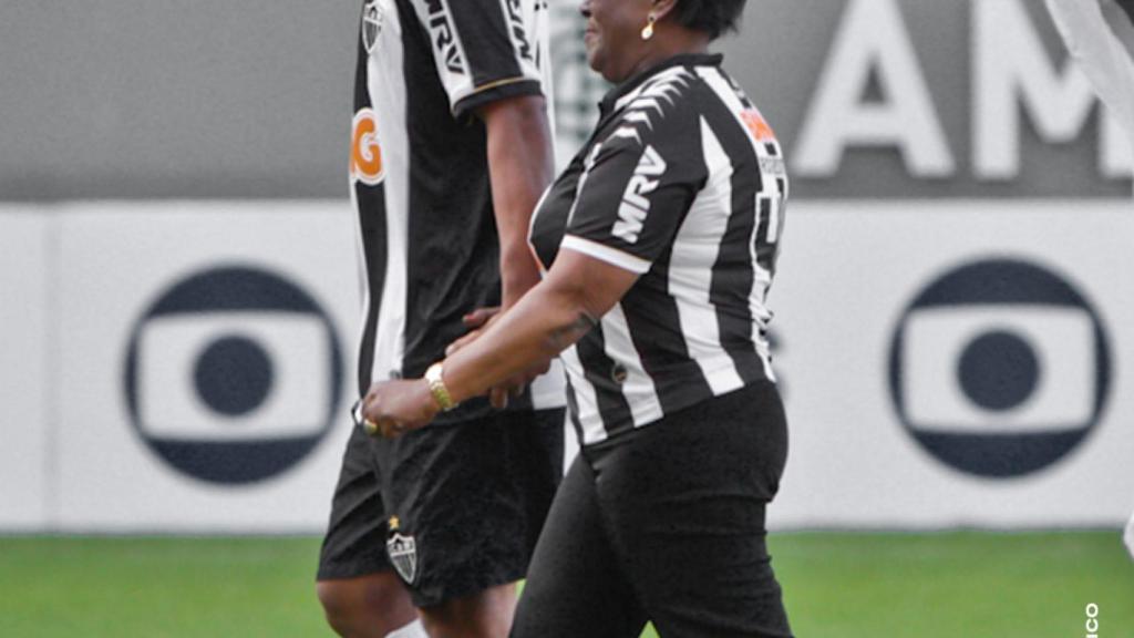 Ronaldinho y su madre Doña Miguelina. Foto: Twitter (@Atletico)