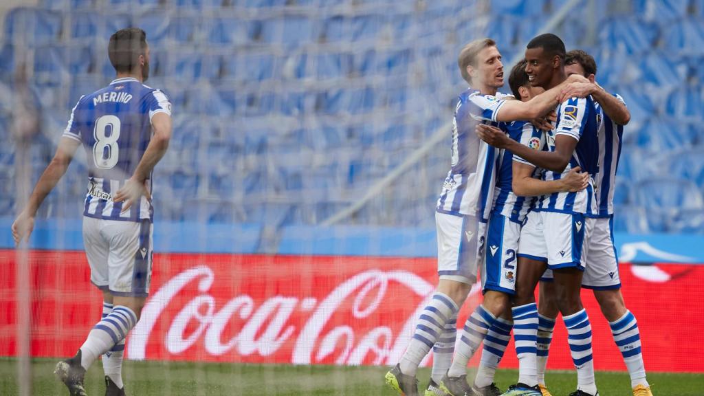 Los jugadores de la Real Sociedad celebran un gol