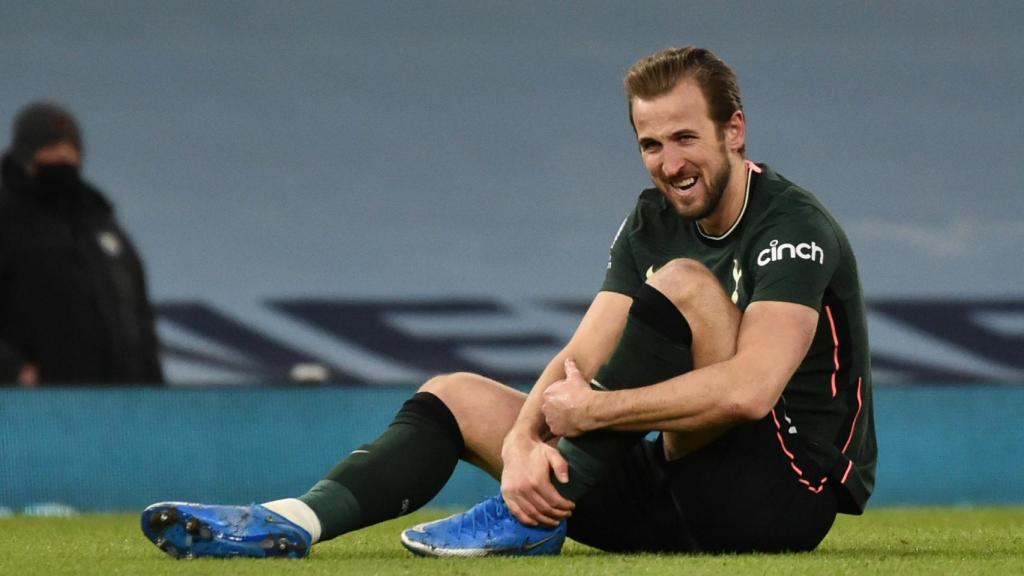 Harry Kane, tendido en el césped durante un partido del Tottenham