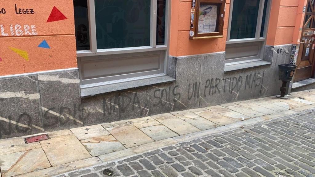 Las pintadas que han aparecido este domingo en Lekeitio.