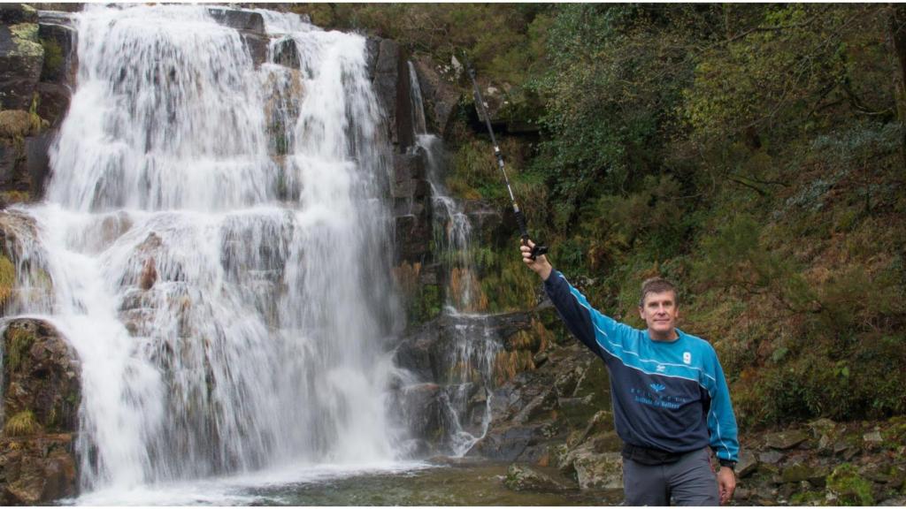 Carlos Frade en la fervenza de Os Casariños (un afluente del río Val do Home).