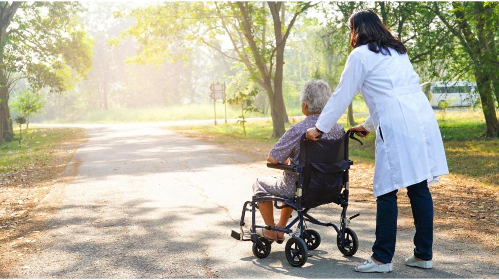 Mujer, anciana, silla de ruedas.