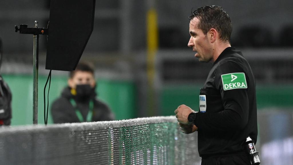 Tobias Stieler, árbitro alemán, durante un partido de la Bundesliga