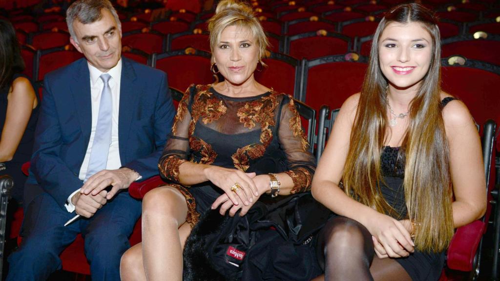 Julia Otero con su hija y su pareja, Josep Martínez.