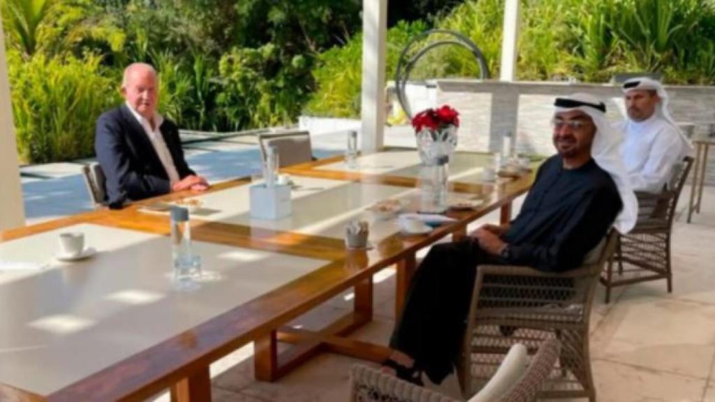 El rey Juan Carlos, recientemente, en una fotografía compartiendo mesa en Abu Dabi.