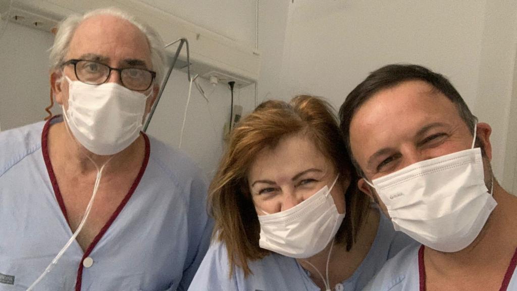 Pablo Ruz junto a sus padres, durante su ingreso en el hospital por la Covid-19.