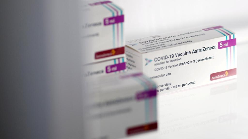 Envases de la vacuna de AstraZeneca