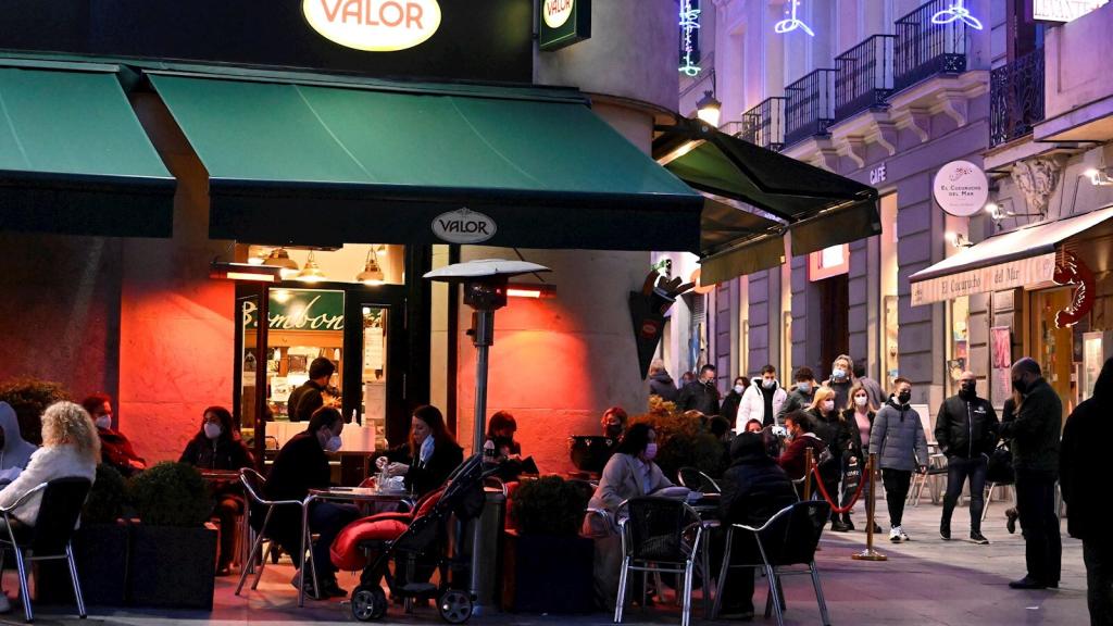 Varias personas en una de las terrazas del centro de Madrid, este domingo. EFE/Víctor Lerena