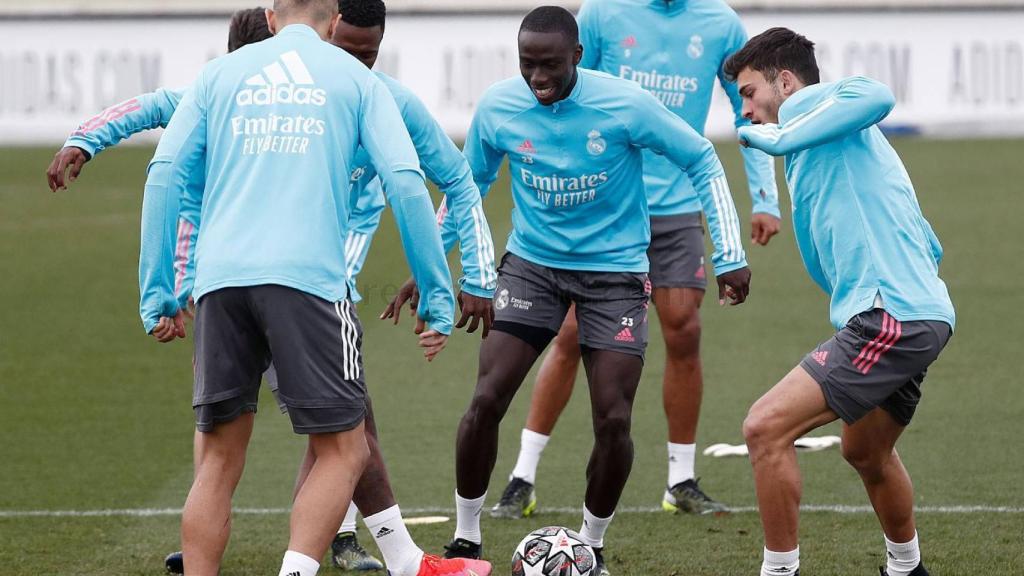 Ferland Mendy, Raphael Varane y Theo Zidane, durante un entrenamiento del Real Madrid