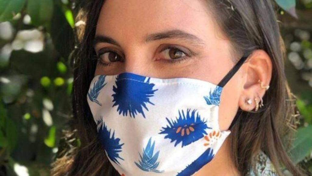 Boticaria García con una de sus mascarillas solidarias