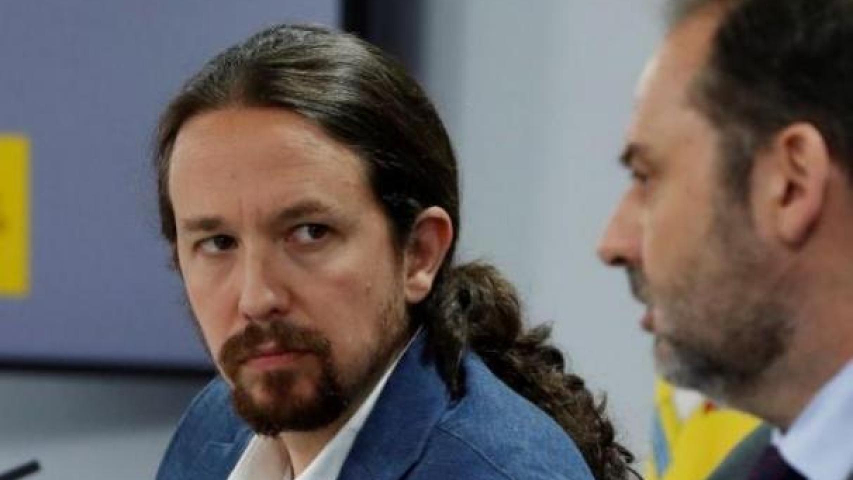 Pablo Iglesias, junto a José Luis Ábalos, en la sala de prensa de Moncloa.