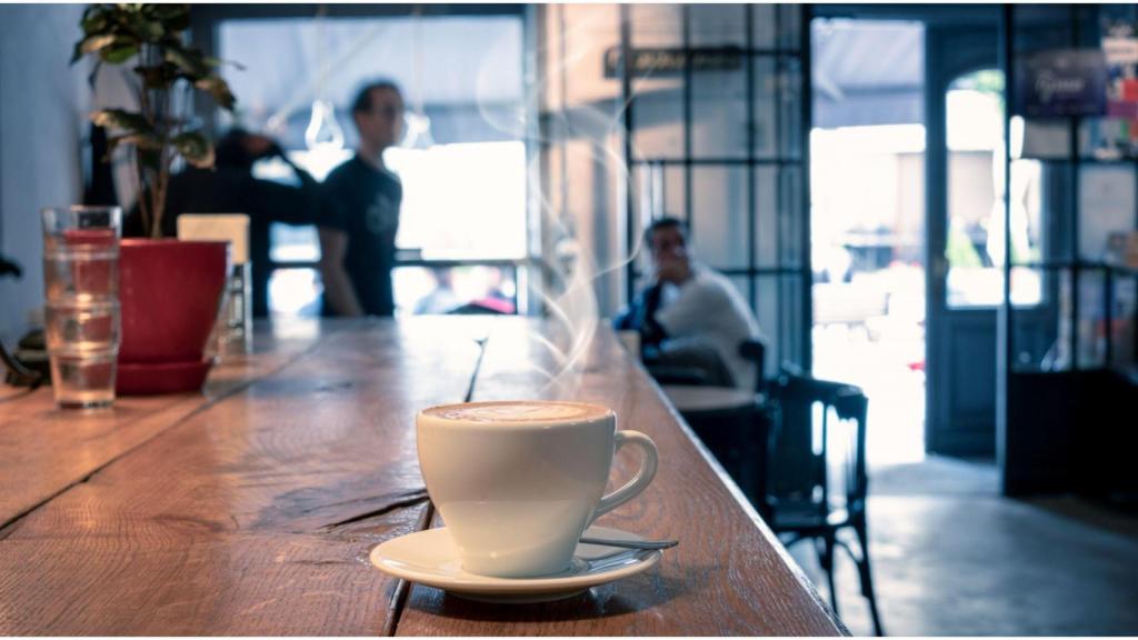 Bar, barra, clientes.