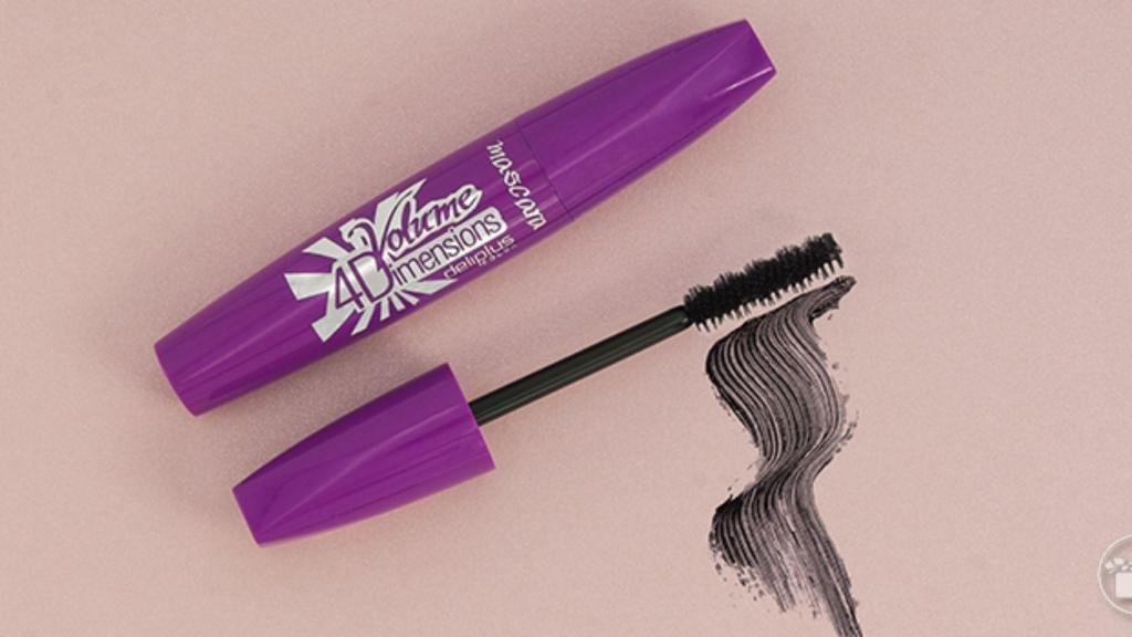 La máscara de pestañas Volumen 4D cuenta con un cepillo atípico que potencia el efecto.