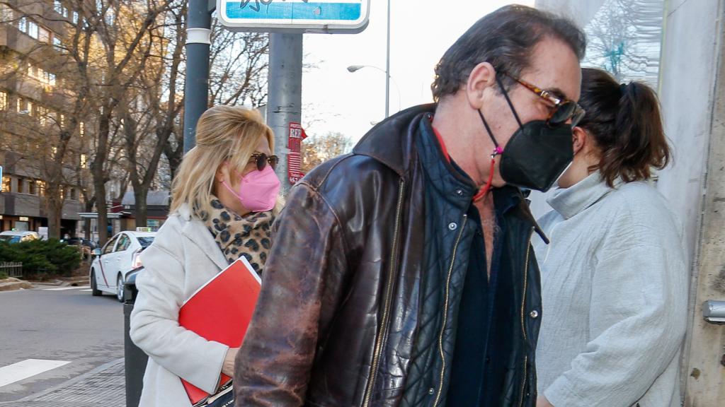 Charly y Lydia a su llegada al hospital donde ella va a ser intervenida.