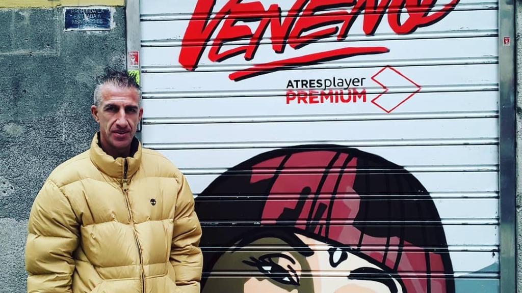 Andrea Petruzzelli en la puerta del bar Black & White de Chueca.