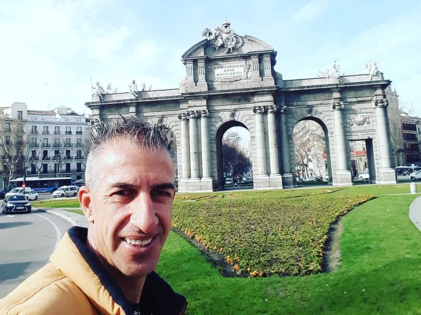 Andrea Petruzzelli junto a la Puerta de Alcalá en Madrid este pasado fin de semana.