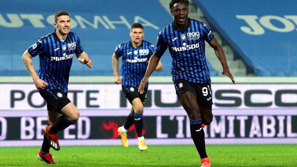 Duvan Zapata celebra un gol para la Atalanta