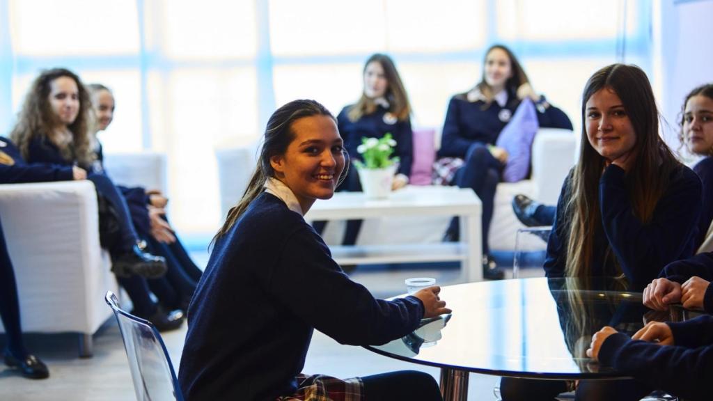 Alumnas de similar edad a la de Leonor de Borbón, en una clase de un colegio SEK.