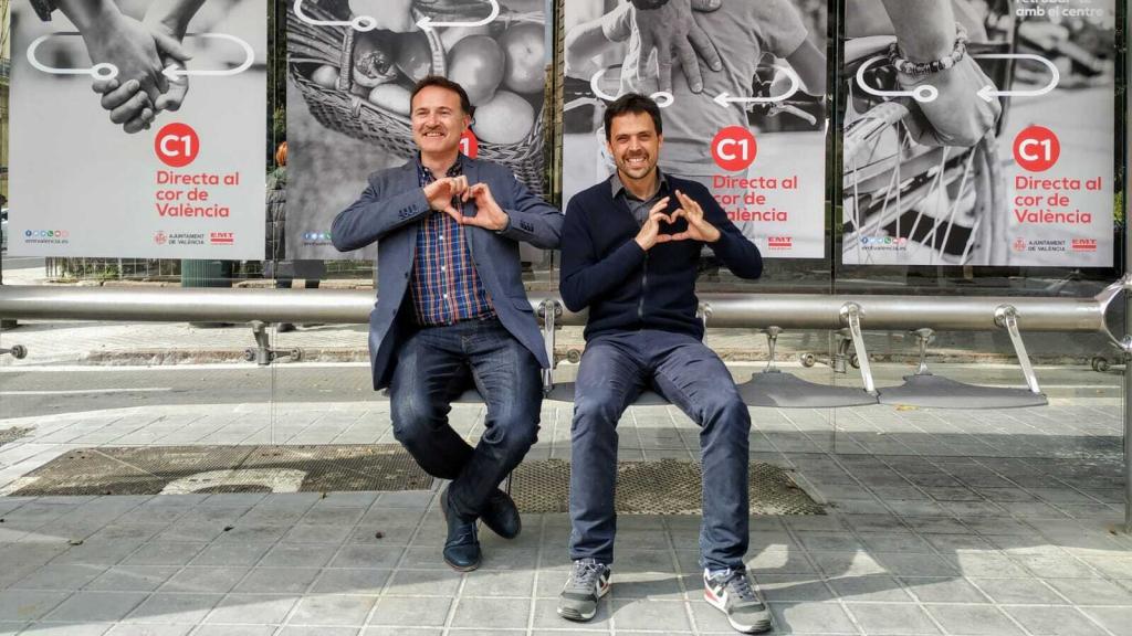 Giuseppe Grezzi y Josep Enric García, en una parada de la EMT. EE