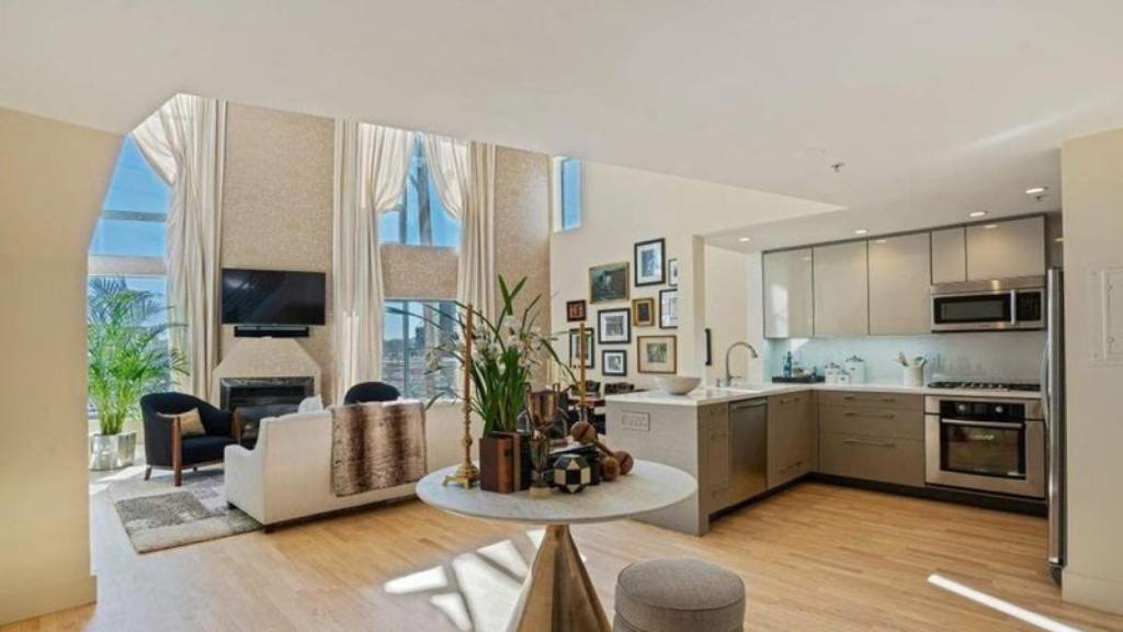 La primera planta cuenta con una cómoda cocina y amplio salón.