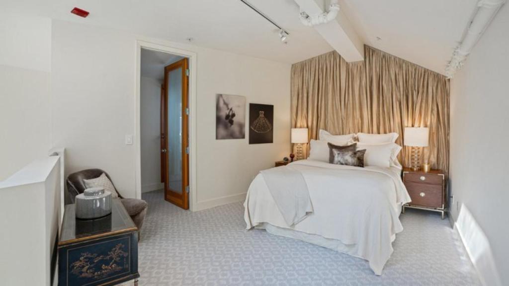 En la planta superior se encuentra la habitación con vestidor.